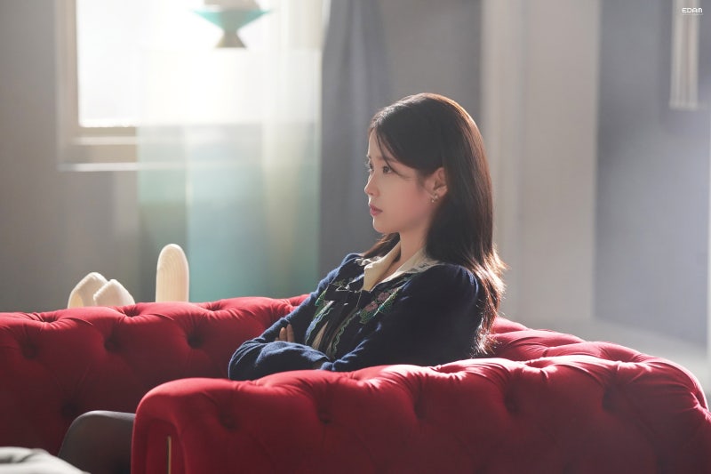 [잡담] 아이유) 260427 아이유 21세기대군부인 5~6화 비하인드 사진들 | 인스티즈