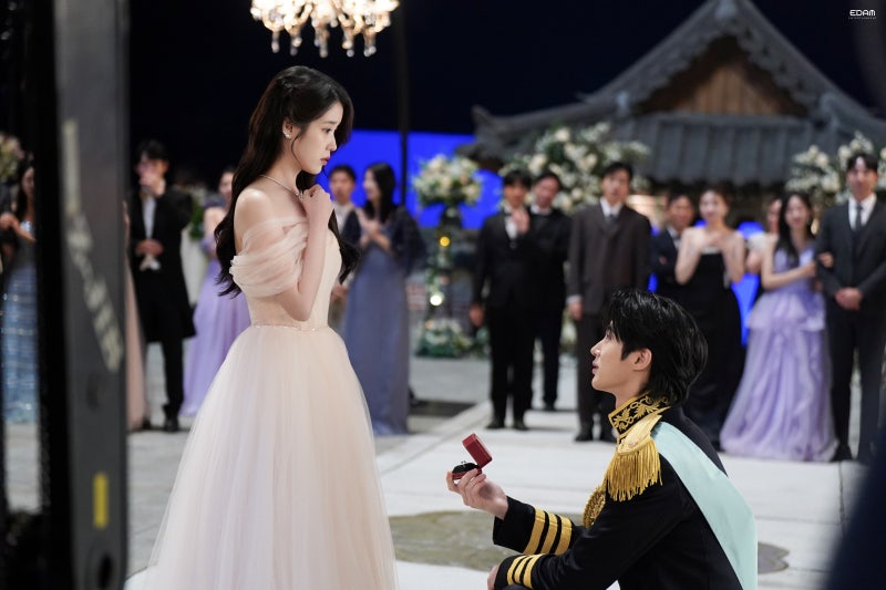 [잡담] 아이유) 260427 아이유 21세기대군부인 5~6화 비하인드 사진들 | 인스티즈