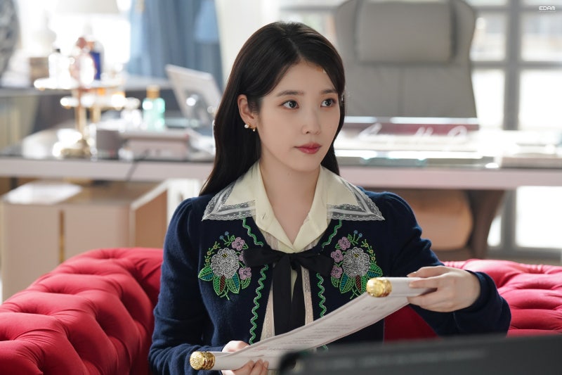 [잡담] 아이유) 260427 아이유 21세기대군부인 5~6화 비하인드 사진들 | 인스티즈