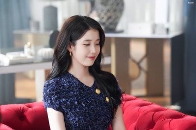 [잡담] 아이유) 260427 아이유 21세기대군부인 5~6화 비하인드 사진들 | 인스티즈