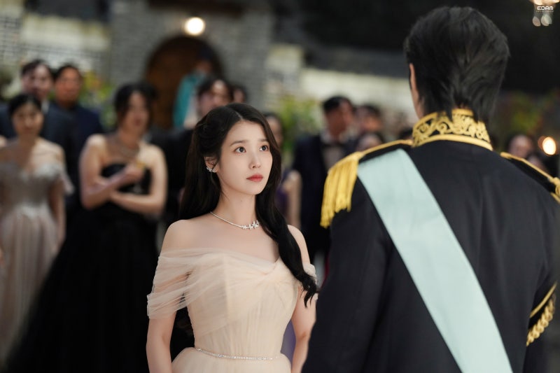 [잡담] 아이유) 260427 아이유 21세기대군부인 5~6화 비하인드 사진들 | 인스티즈