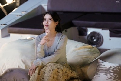 [잡담] 아이유) 260427 아이유 21세기대군부인 5~6화 비하인드 사진들 | 인스티즈