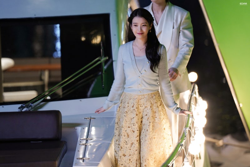 [잡담] 아이유) 260427 아이유 21세기대군부인 5~6화 비하인드 사진들 | 인스티즈