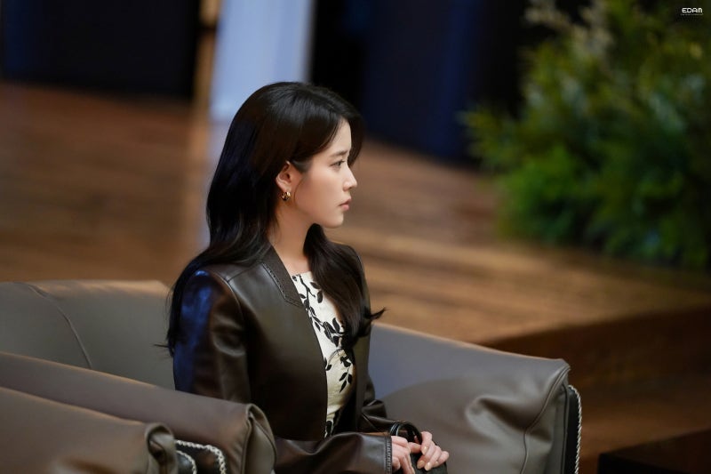 [잡담] 아이유) 260427 아이유 21세기대군부인 5~6화 비하인드 사진들 | 인스티즈