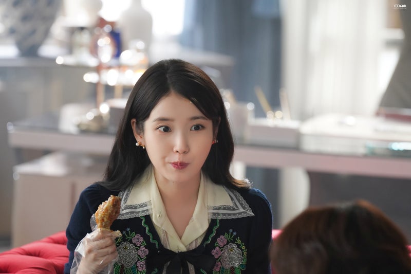 [잡담] 아이유) 260427 아이유 21세기대군부인 5~6화 비하인드 사진들 | 인스티즈