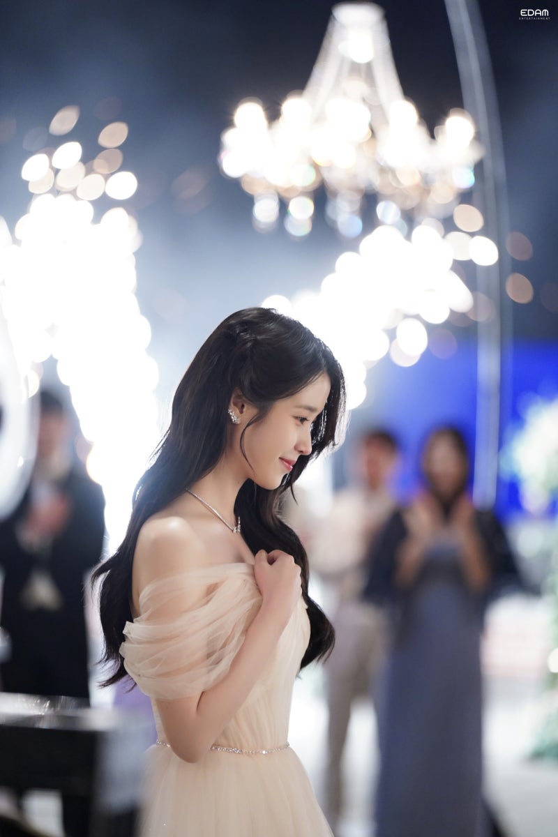 [잡담] 아이유) 260427 아이유 21세기대군부인 5~6화 비하인드 사진들 | 인스티즈