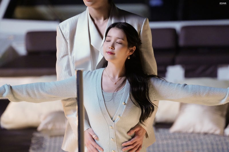 [잡담] 아이유) 260427 아이유 21세기대군부인 5~6화 비하인드 사진들 | 인스티즈