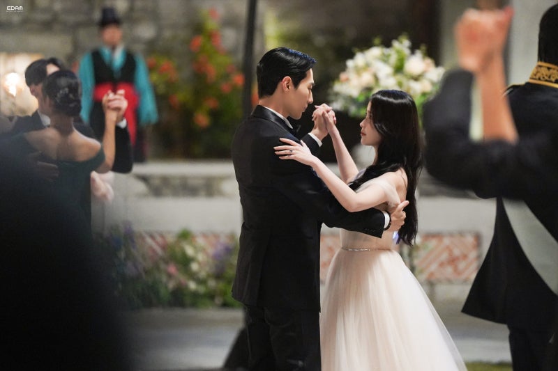 [잡담] 아이유) 260427 아이유 21세기대군부인 5~6화 비하인드 사진들 | 인스티즈