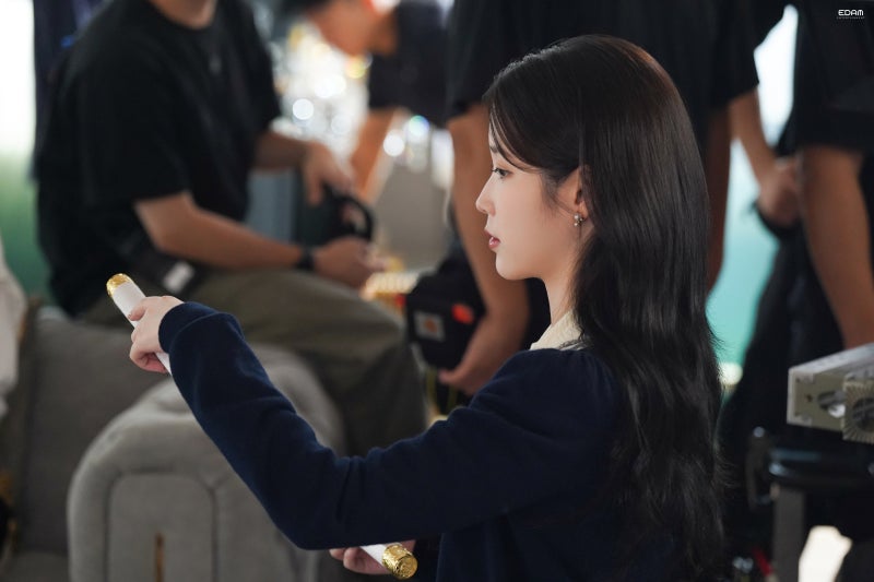 [잡담] 아이유) 260427 아이유 21세기대군부인 5~6화 비하인드 사진들 | 인스티즈