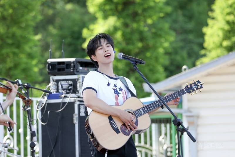 스페셜 버스킹으로 약 2년 만에 완전체 오프라인 공연한 루시 | 인스티즈