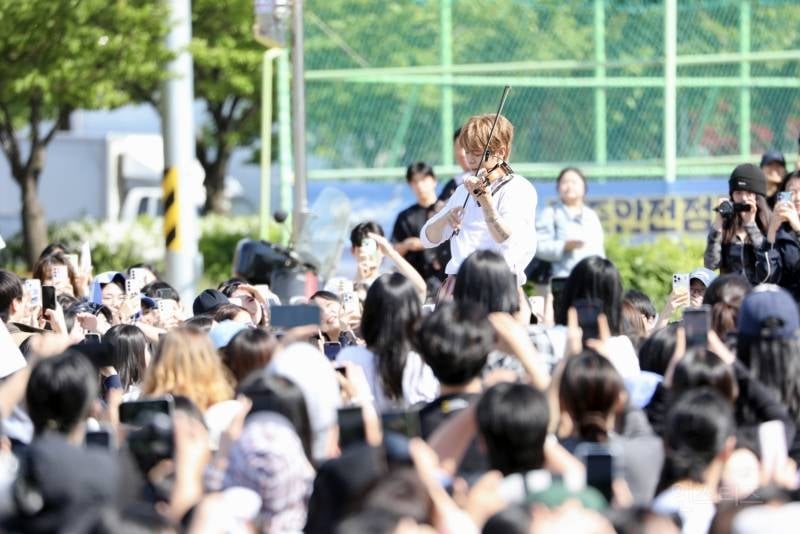 스페셜 버스킹으로 약 2년 만에 완전체 오프라인 공연한 루시 | 인스티즈
