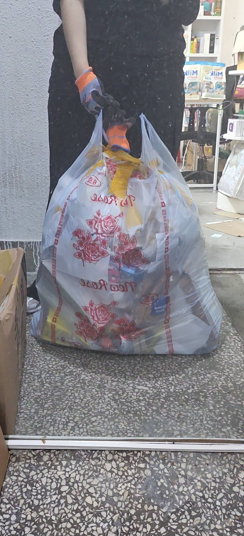 [잡담] 택배 포장 알바하는데 쓰레기봉투 좀 봐.... | 인스티즈