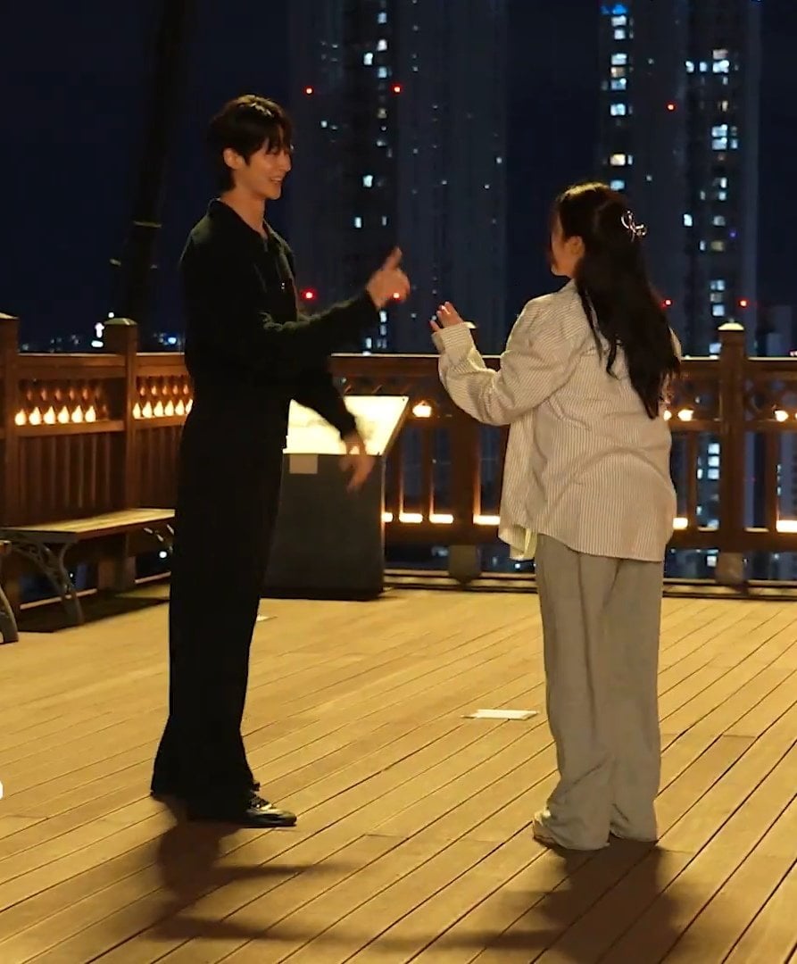[잡담] 대군부인) 변우석 이거 유독 아이유 앞에서 연상오빠로 보임 | 인스티즈