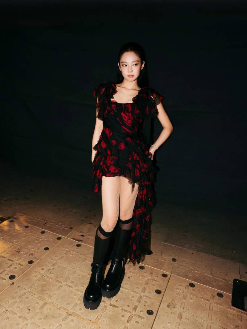 요즘 제니 코디 완전히 바꿔버린 스타일리스트..JPG | 인스티즈
