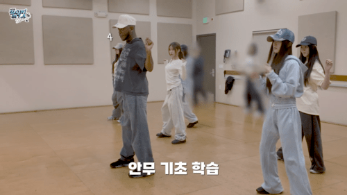 처음 간 미국에서 땀에 쩔 정도로 댄스 트레이닝 받은 아이돌 .gif | 인스티즈