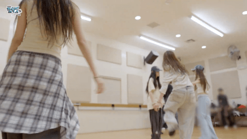 처음 간 미국에서 땀에 쩔 정도로 댄스 트레이닝 받은 아이돌 .gif | 인스티즈