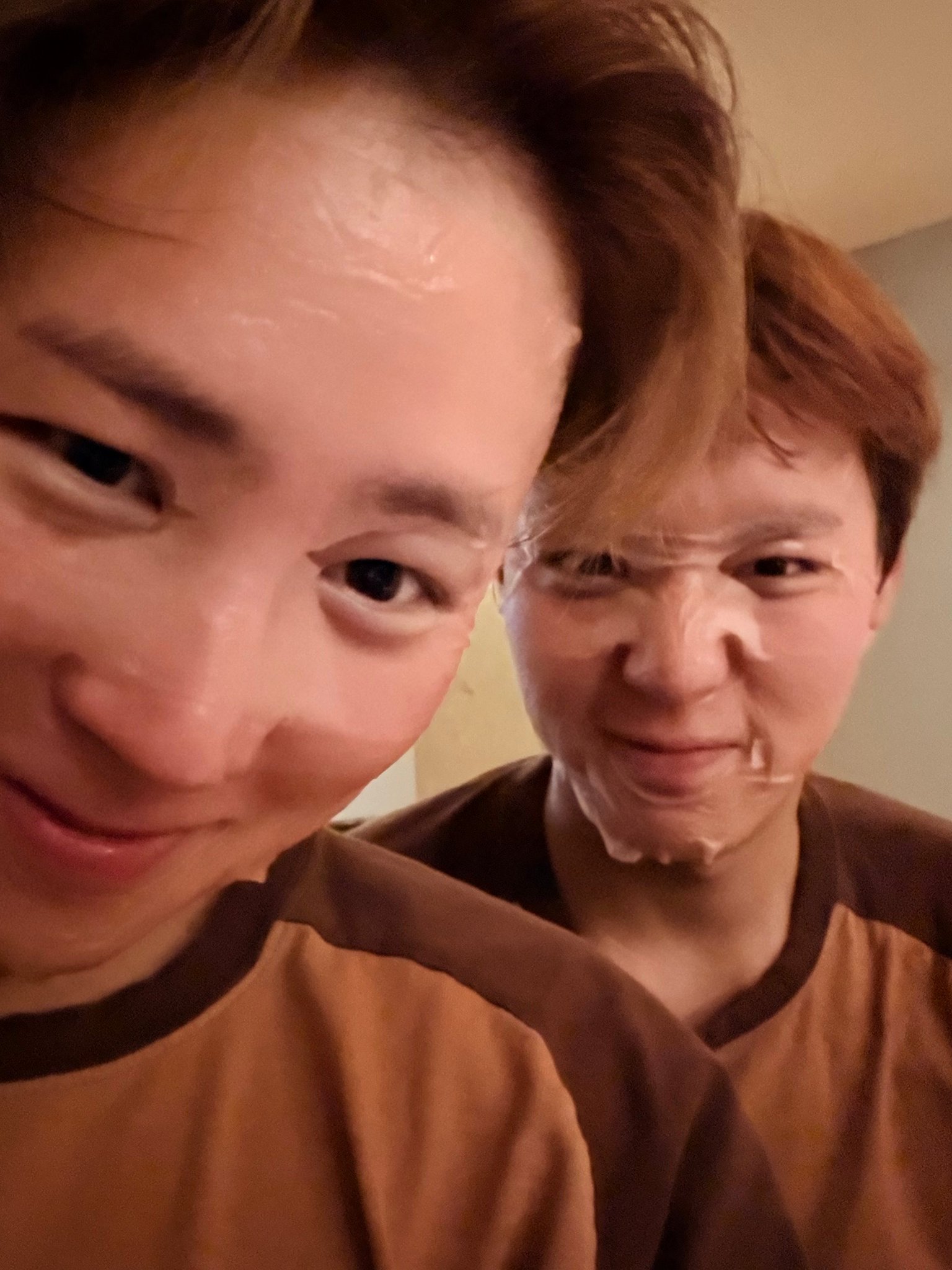 [잡담] 박지훈 하성운 사우나에서 팩하는거 사진 올라옴ㅋㅋ | 인스티즈