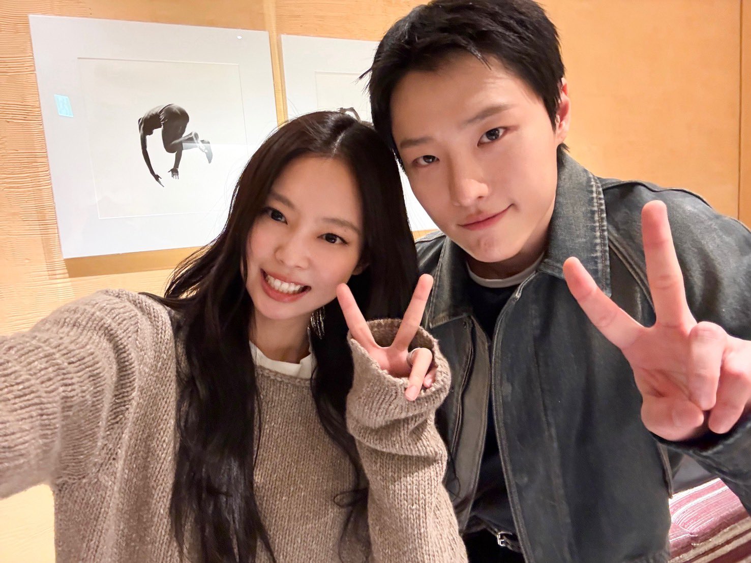 [잡담] 제니 옷고르는데 우즈가 가방들어줌 ㅋㅋㅋㅋ | 인스티즈