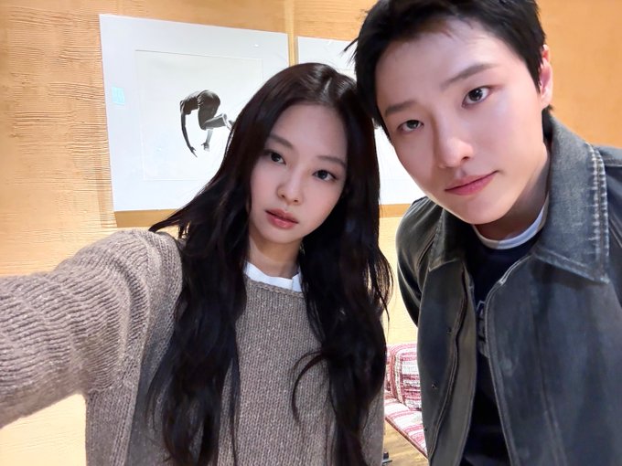 [잡담] 제니 옷고르는데 우즈가 가방들어줌 ㅋㅋㅋㅋ | 인스티즈