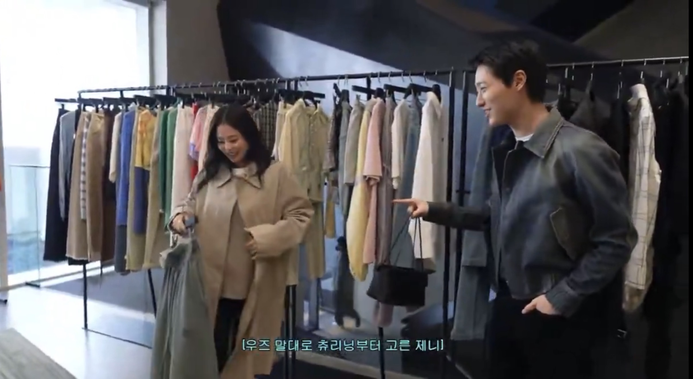 [잡담] 제니 옷고르는데 우즈가 가방들어줌 ㅋㅋㅋㅋ | 인스티즈