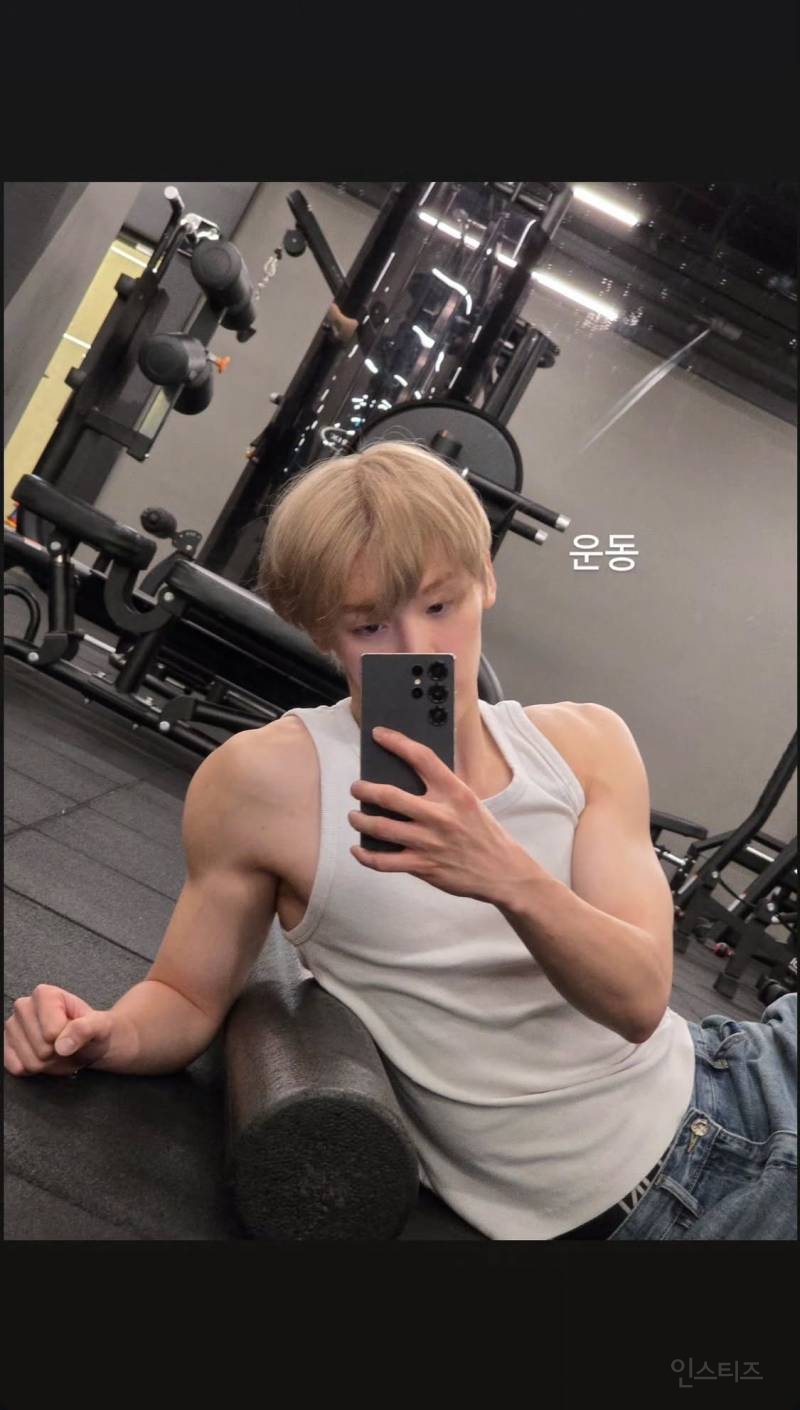 운동 열심히해서 팔근육 더좋아진 남돌.jpg | 인스티즈