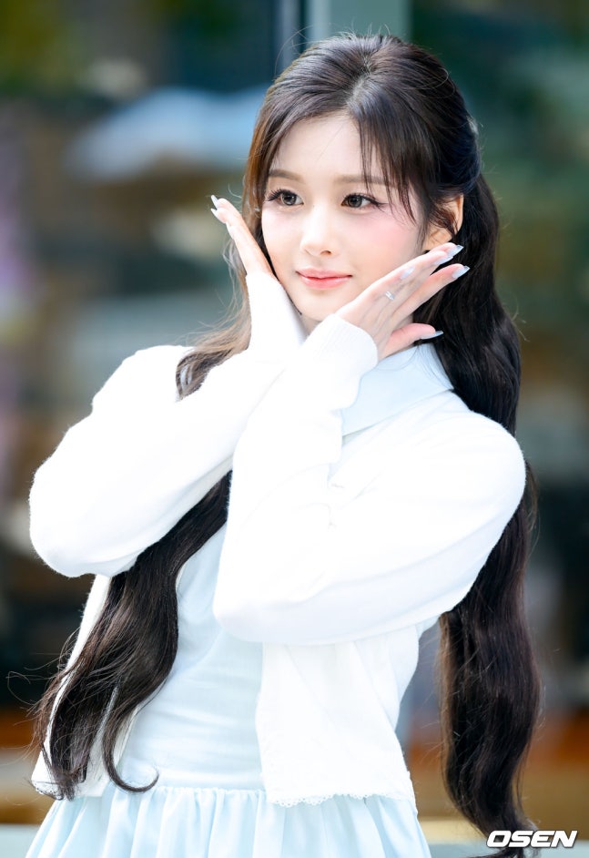 [잡담] 260430 차지 오프닝 행사 참석한 엔믹스 설윤 기사사진 | 인스티즈