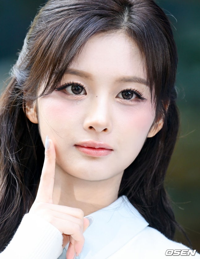 [잡담] 260430 차지 오프닝 행사 참석한 엔믹스 설윤 기사사진 | 인스티즈