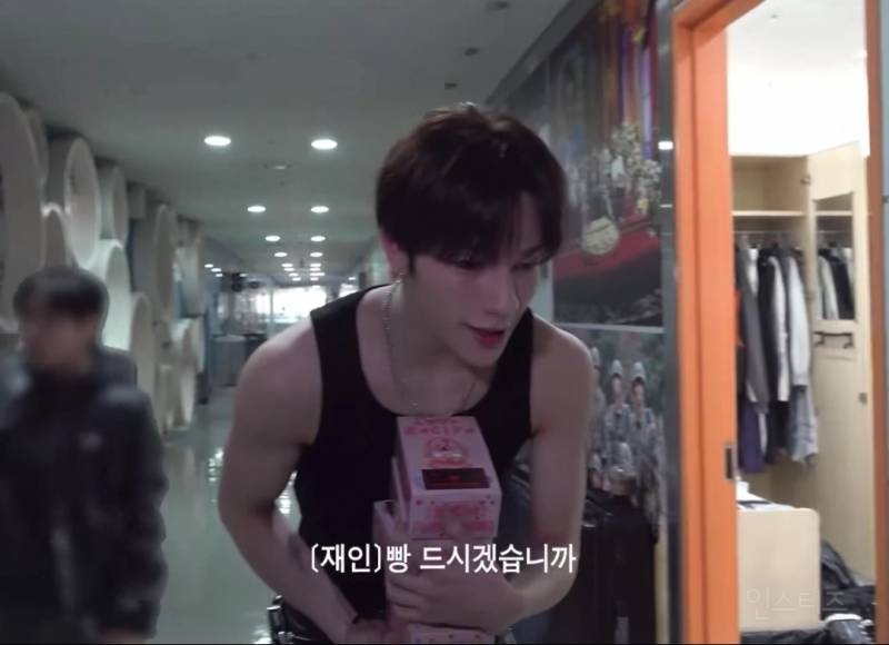 말투랑 행동 하나하나가 서비스직 체질인거같은 아이돌.jpg | 인스티즈