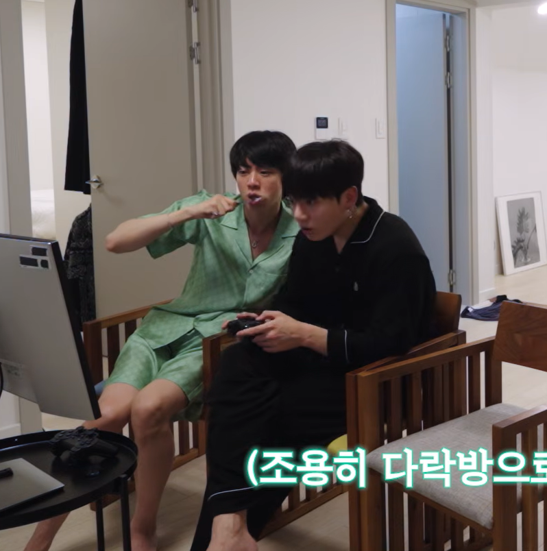 [잡담] 방탄 진 정국 오늘 달방 잠옷 보니까 이거 생각남ㅋㅋ | 인스티즈