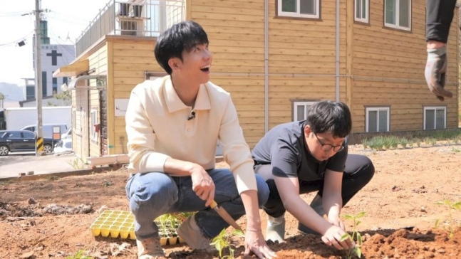 [정보/소식] '둘째 임신' 이승기, 이런 아빠 또 없다..발달장애 가정 밭일 돕고 '출연료 전액 기부' [공식] | 인스티즈