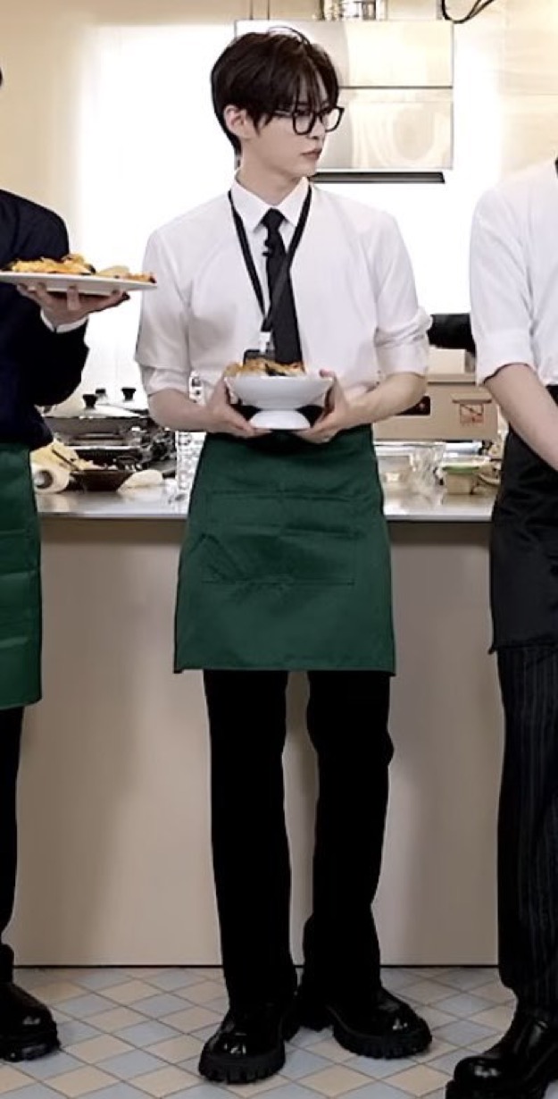 [잡담] 성한빈 앞치마 핏 에반데 | 인스티즈