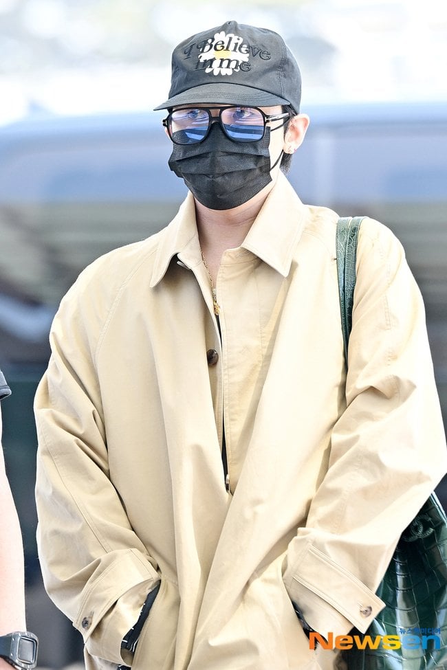 [잡담] 지디 방금 출국 패션 트렌치 코트 샤넬백 | 인스티즈