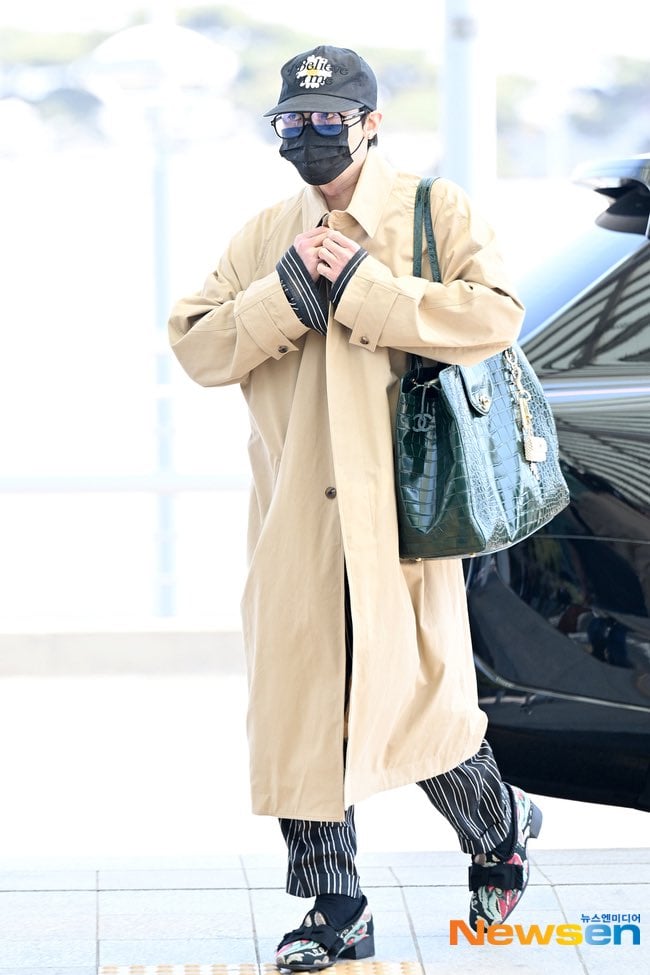[잡담] 지디 방금 출국 패션 트렌치 코트 샤넬백 | 인스티즈