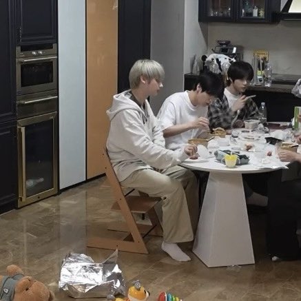 [잡담] 아 휴닝카이ㅋㅋㅋ 의자 부족해서 애기 의자 앉았는뎈ㅋㅋㅋㅋㅋ | 인스티즈