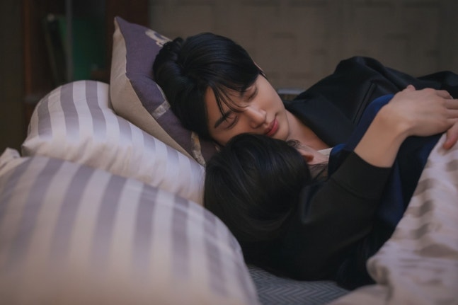 [정보/소식] 대군부인) '대군부인' 아이유·변우석, 드디어 '부부' 되더니…꼭 껴안은 첫날밤 | 인스티즈