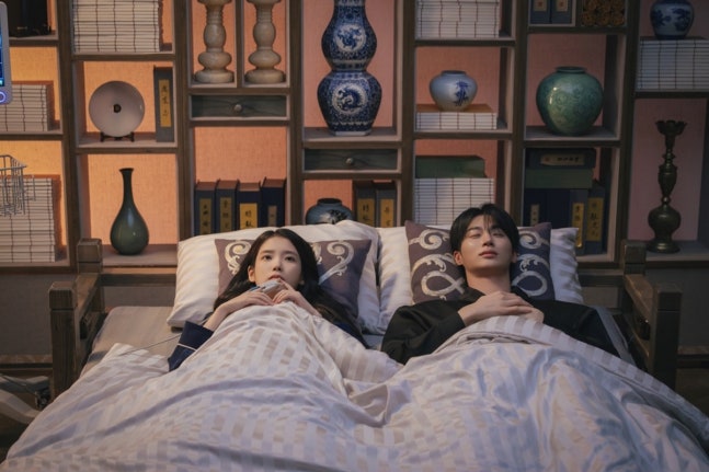 [정보/소식] 대군부인) '대군부인' 아이유·변우석, 드디어 '부부' 되더니…꼭 껴안은 첫날밤 | 인스티즈