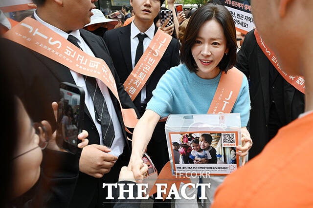 [잡담] 260502 길벗 JTS 거리모금 한지민 기사사진 | 인스티즈