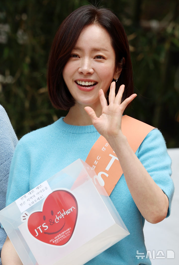 [잡담] 260502 길벗 JTS 거리모금 한지민 기사사진 | 인스티즈