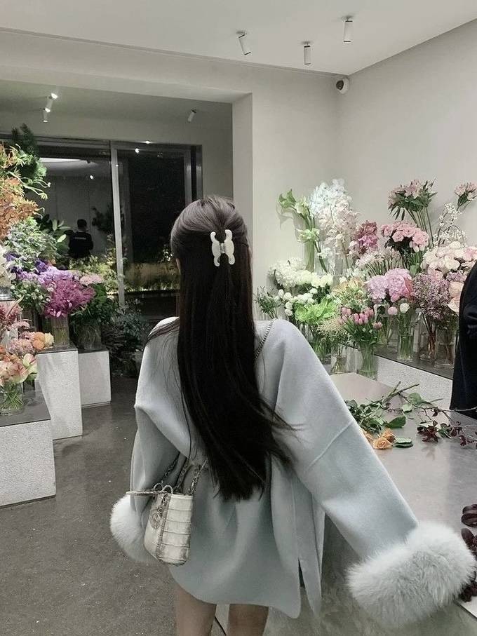 [잡담] 이 사진 정도면 누가 길에서 쳐다보고 뒤돌아볼 정도로 긴머리야?? | 인스티즈