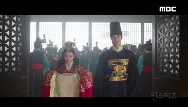 '21세기 대군부인', 아이유·변우석 혼례식 올렸다… 시청률은 하락 | 인스티즈