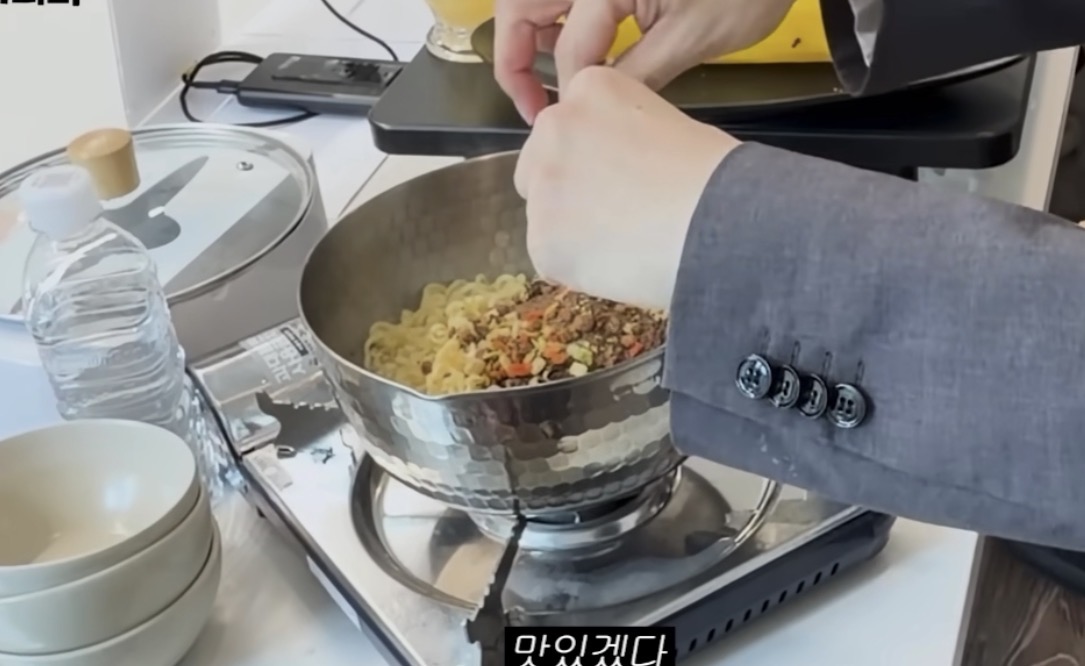 [잡담] 짜파게티 후레이크 면끓일때 넣는거아님? | 인스티즈