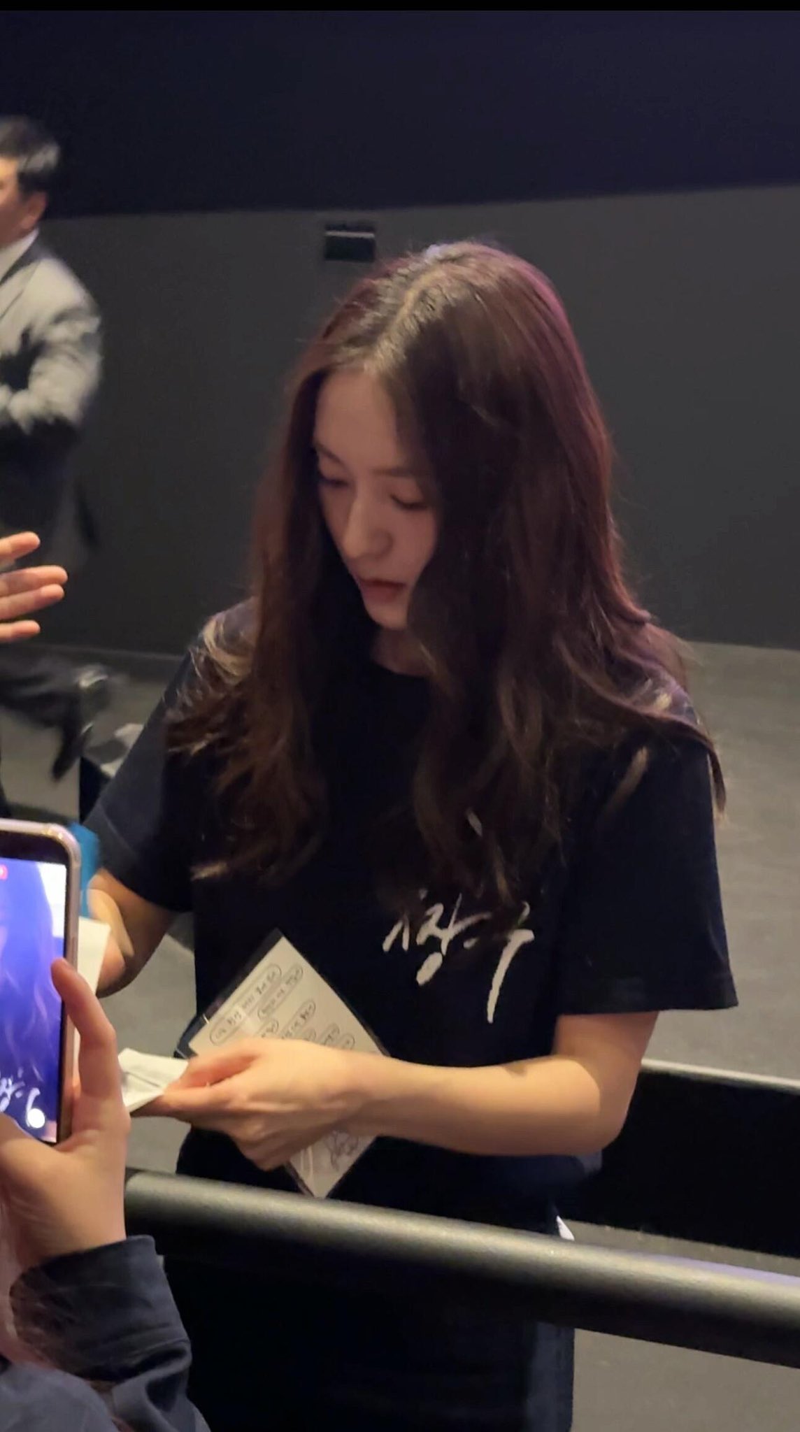 [잡담] 크리스탈 정수정 영화관 폰카 실물 느낌 | 인스티즈