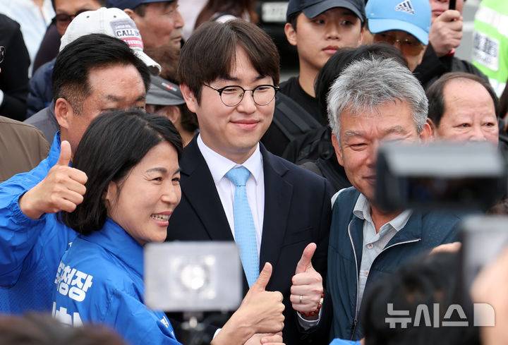 [잡담] 이 사람 진짜 동안이지 않아? | 인스티즈
