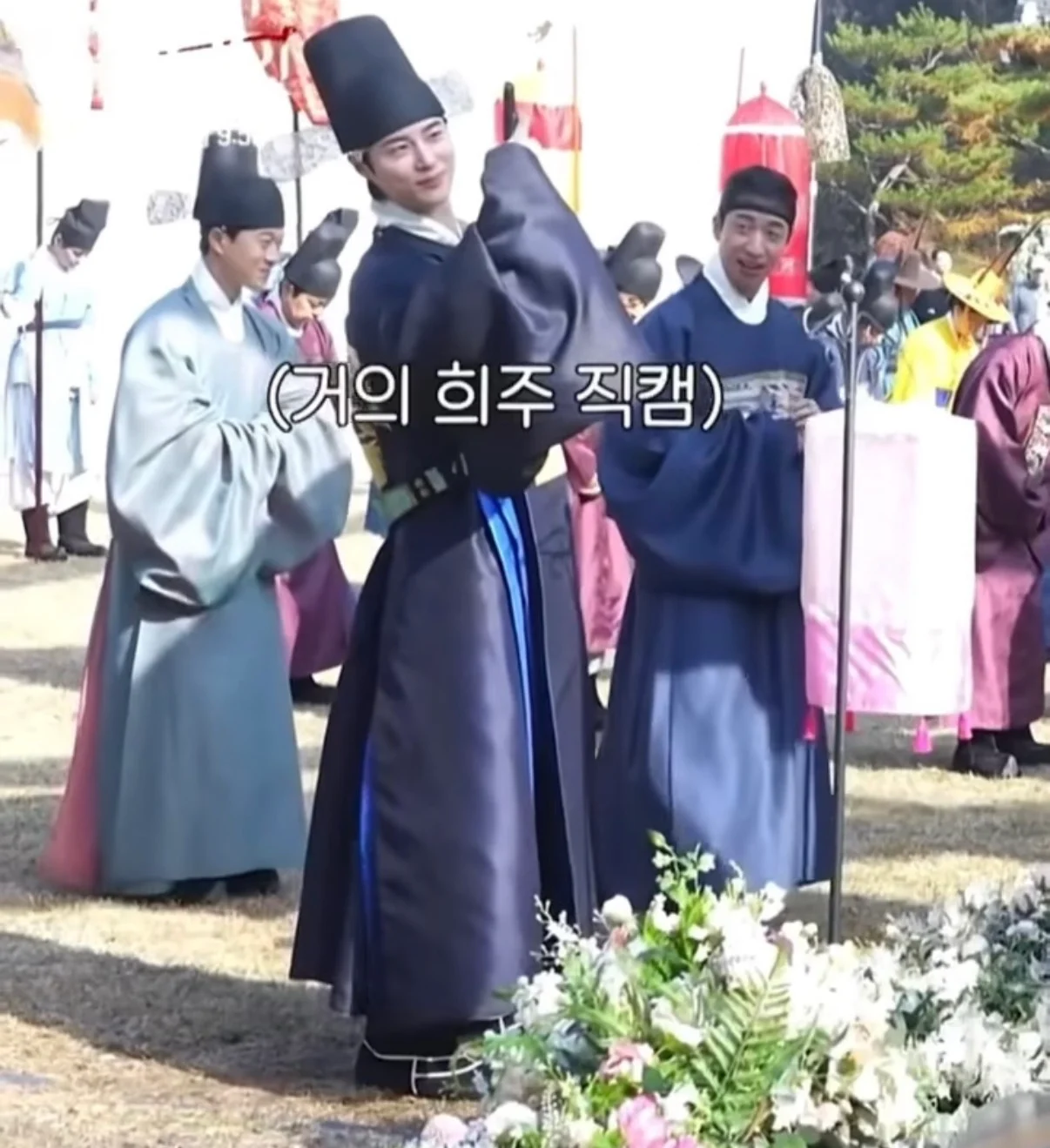 [잡담] 대군부인) 희주 사진 찍어주는 완 보는 최현 표정 방송과 메이킹이 다를 바가 없다 ㅋㅋㅋㅋ | 인스티즈