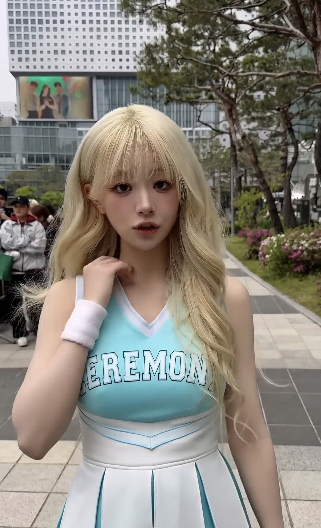 [잡담] qwer 쵸단 이사람 화장 왜 이렇게했징?? | 인스티즈