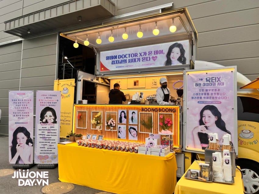 [잡담] 김지원) 260502 베트남 원데이가 보내준 닥터X 커피차 서포트 | 인스티즈