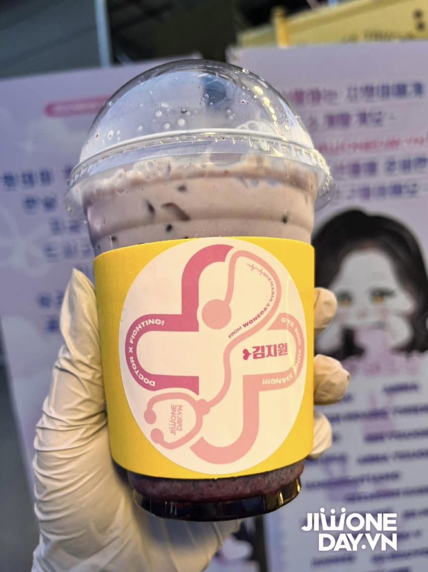 [잡담] 김지원) 260502 베트남 원데이가 보내준 닥터X 커피차 서포트 | 인스티즈