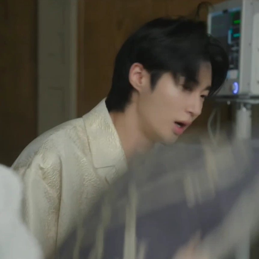[잡담] 대군부인) 희주가 쿠션으로 때릴때 왠수 남편 같애 | 인스티즈