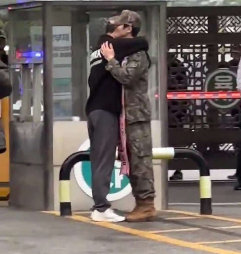 [잡담] 정우 재현이한테 안길때 늘 폭삭 안기는거 너무 귀욥ㅋㅌㅋㅋㅋ 동생🥰 | 인스티즈