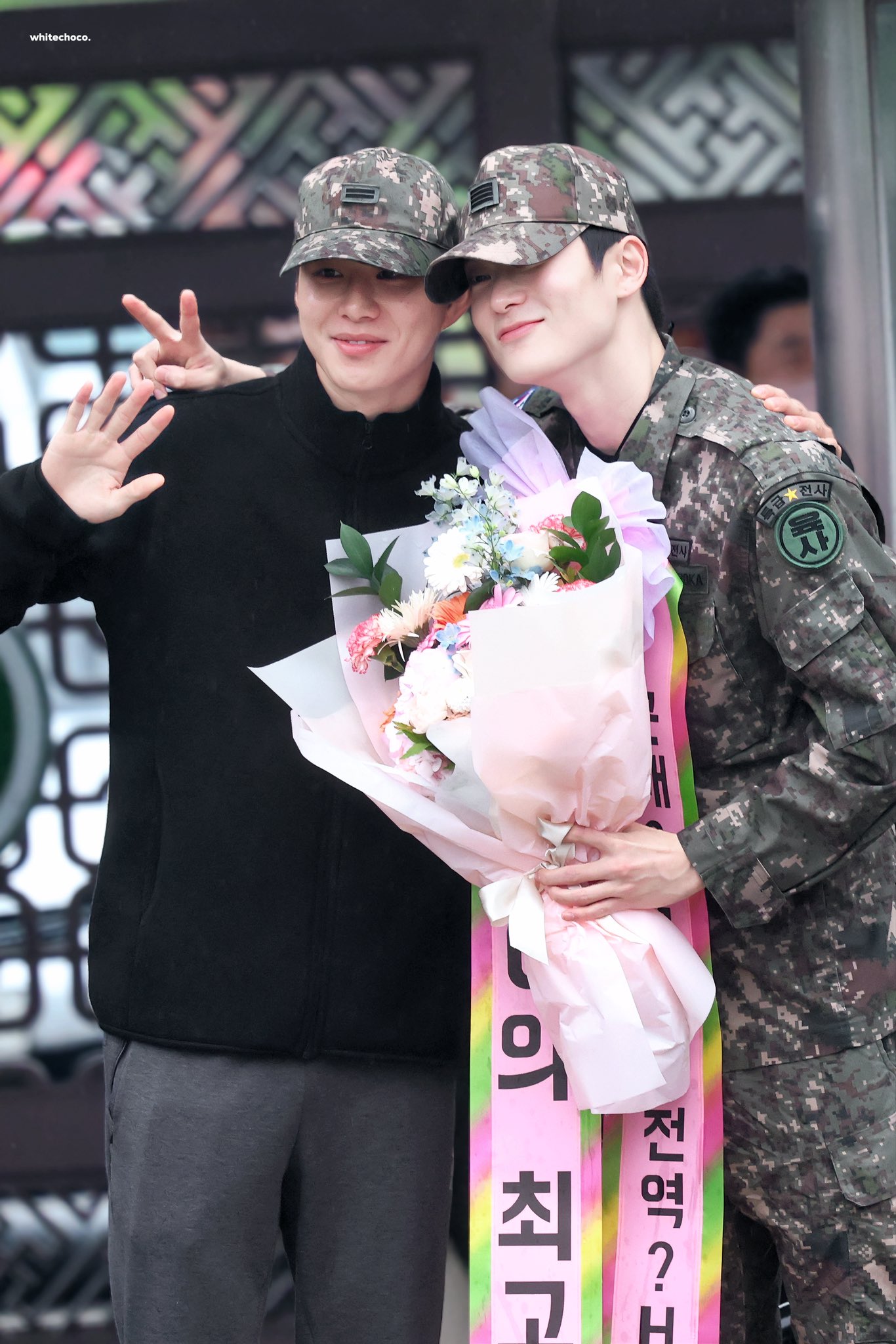 [잡담] 재현이 전역 축하해주러 온 정우 넘 귀여움 ㅋㅋㅋㅋㅋ | 인스티즈